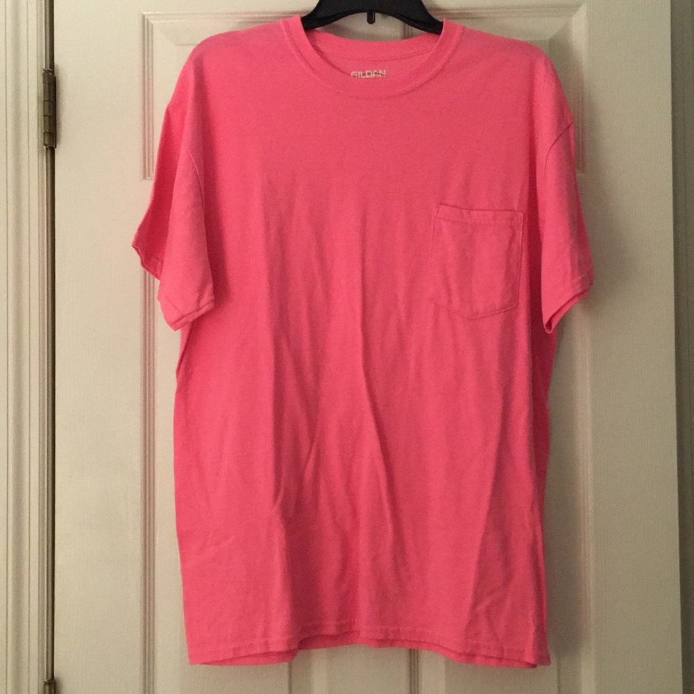 Pink Gildan men’s t-shirt size Large